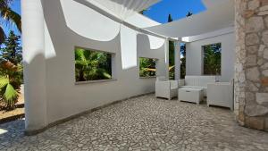 马蒂诺Boat dreams , garden relax的一间空房间,配有白色的椅子和窗户
