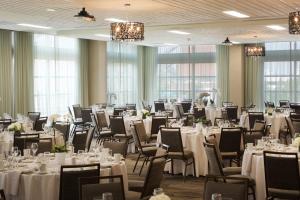 埃弗里特西雅图埃弗里特市区万怡酒店的宴会厅配有白色的桌椅