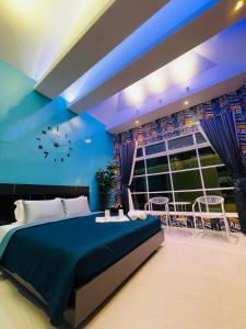 纳仲天Skeyndor Health & Resort的蓝色的卧室设有床和窗户