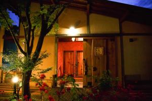 日光日光阿卡瑞诺幽阿多别墅酒店的夜晚门上灯的房子