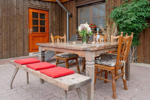 SüselDat Süselhuus的庭院里摆放着木桌和鲜花椅