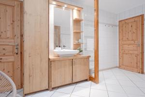 SüselDat Süselhuus的一间带水槽和镜子的浴室