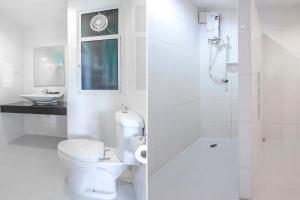 清迈Super OYO 1096 Winner Inn Hotel的白色的浴室设有卫生间和水槽。