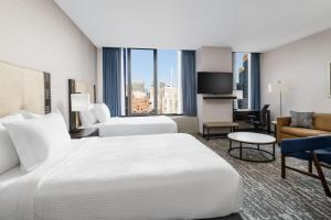 纽约纽约曼哈顿中城/宾州车站万豪费尔菲尔德酒店 的酒店客房设有一张大床和一间客厅。