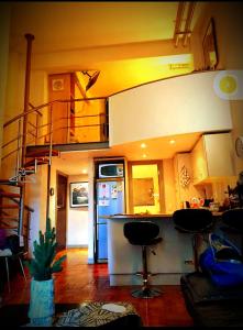 开普敦Studio loft in the heart of Cape Town的客厅设有带螺旋楼梯的厨房