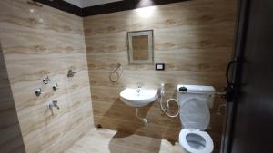 普里Bequest Stays In Puri的一间带卫生间和水槽的浴室