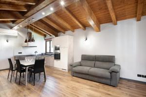 维拉诺瓦达尔本加Agriturismo il Borgo - Rosmarino的客厅配有沙发和桌椅