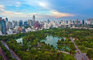 曼谷Crowne Plaza Bangkok Lumpini Park, an IHG Hotel的城市天际线和湖泊的空中景致