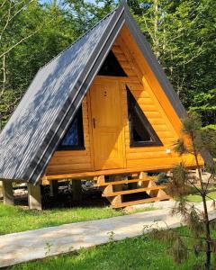 VusanjeWildBeauty Grebaje的小型小木屋,设有倾斜的屋顶