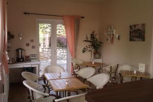 赫拉尼采奥斯特拉凡卡膳食公寓的一间带桌椅的用餐室和一个庭院