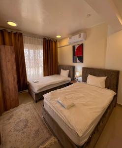 阿尔哈姆拉Alhamra Horizons的一间卧室设有两张床和窗户。