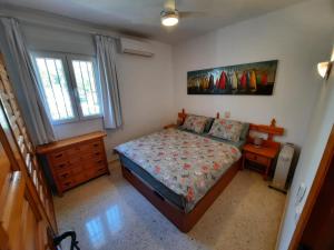 内尔哈Las Palmas 15C Oasis Properties的一间卧室配有床、梳妆台和窗户。