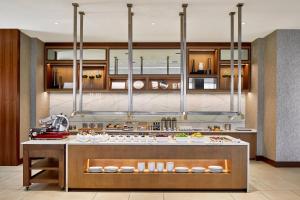 里奇兰AC Hotel by Marriott Jackson Ridgeland的厨房配有带食物的柜台