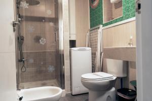 塞拉内华达Apartamento Erase Una Vez En Sierra Nevada的浴室配有卫生间、淋浴和盥洗盆。