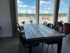 拉霍尔姆Hallands Equestrian Center的餐桌、椅子和大窗户
