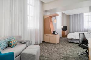尼亚加拉瀑布尼亚加拉瀑布万怡酒店，美国的酒店客房设有一张沙发和一张床
