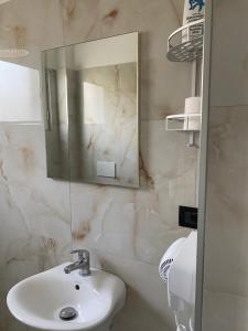 LushnjëMonte Rei Hotel的一间带水槽和镜子的浴室