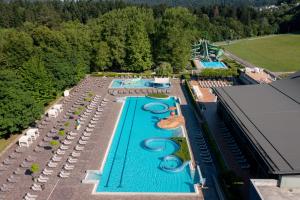多莱尼斯凯托普利采Hotel Balnea Superior - Terme Krka的享有度假村游泳池的空中景致