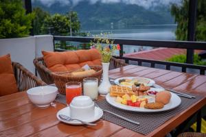 博卡拉Majestic Lake Front Hotel & Suites的一张桌子,上面放着早餐盘