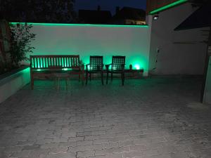 穆特尔斯塔特露丝旅馆的两张长椅和一张绿灯桌子
