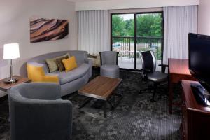 威奇托东威奇托万豪万怡酒店的客厅配有沙发、椅子和电视