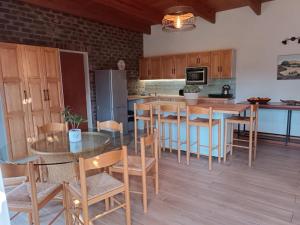 比勒陀利亚Boekenhout Accommodation的厨房配有桌椅和冰箱。