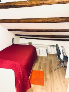 伊索拉戴里费米尼Casa Levante的一间卧室配有红色的床和椅子