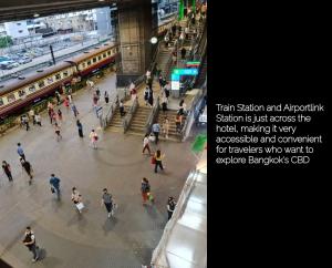 曼谷Nasa Bangkok - SHA PLUS Certified的一群人绕着火车站走来走去