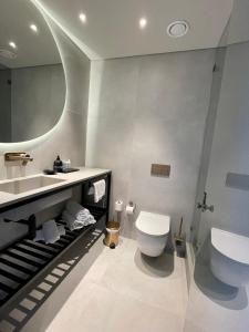 海法Suite on the beach的一间带卫生间和水槽的浴室