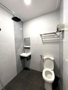 长滩岛OYO 931 Moreno's Place的一间带卫生间和水槽的浴室