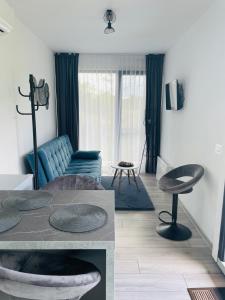 Tiny House by the forest 1的客厅配有蓝色的沙发和桌子