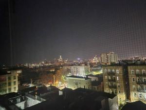 联城Classy 3 bed near NYC with view!的夜晚带灯光的城市景观