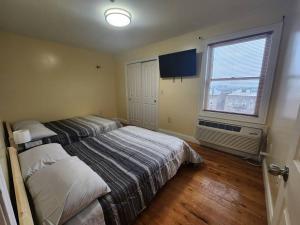 联城Classy 3 bed near NYC with view!的一间卧室设有两张床和窗户。