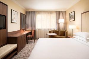 萨格勒布喜来登泽格拉布酒店的配有一张床和一张书桌的酒店客房