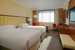 萨格勒布喜来登泽格拉布酒店的酒店客房配有两张床和一张书桌