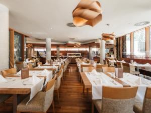 多莱尼斯凯托普利采克里斯塔尔酒店的用餐室配有木桌和椅子