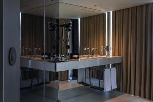 波尔图Porto Royal Bridges Hotel的一间带两个盥洗盆和大镜子的浴室