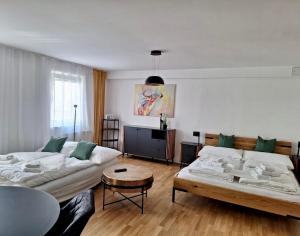 圣珀尔滕Ruhiges Apartment mit Terrasse im Zentrum St. Pölten的客厅配有2张白色沙发和1张桌子