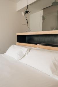图德拉Hotel Santa Ana Tudela的卧室配有白色的床和镜子
