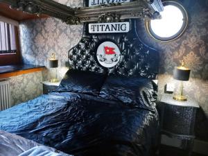 利物浦泰坦尼克号酒店的一间卧室配有一张黑色床头板的床