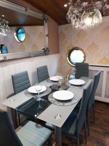 利物浦泰坦尼克号酒店的一间带桌椅和吊灯的用餐室