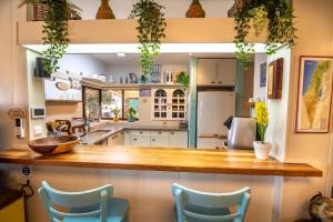 阿拉德Desert Picture的厨房配有木制台面和蓝色椅子