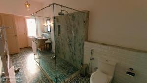 蒙纳Lockhart Bungalow Munnar, CGH Earth的带淋浴、卫生间和盥洗盆的浴室