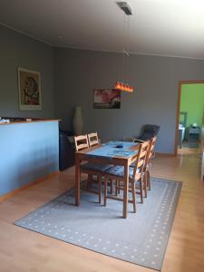 特里尔Ferienwohnung Mattheiser Weiher的一间带木桌和椅子的用餐室