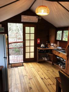 塞吉菲尔德特尼卡树峰酒店的厨房铺有木地板,设有门