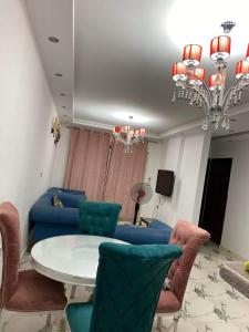 马特鲁港مرسى مطروح的客厅配有蓝色的沙发和桌子