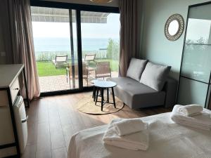 金沙卡巴坤度假公寓的一间卧室配有一张床,享有海景