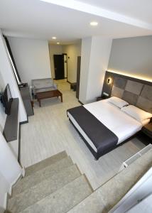 图兹拉Sahil Hotel Pendik的一间卧室,卧室内配有一张大床