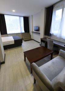 图兹拉Sahil Hotel Pendik的客厅配有沙发和桌子