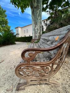 耶尔克拉派尔城堡度假屋的树旁的一张旧木凳